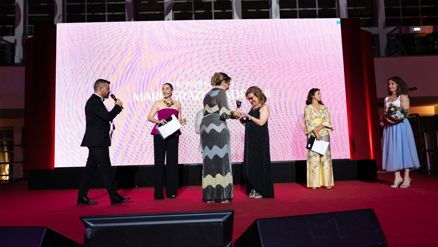 Premio-Phenomena-2025-alla-Presidente-Mariagrazia-Andriani2