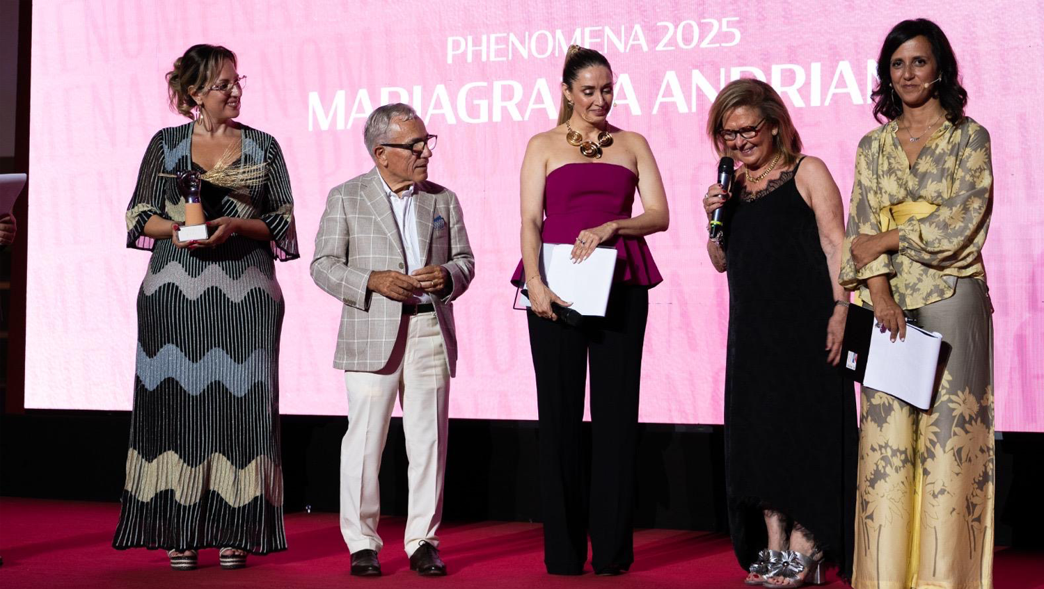 Premio-Phenomena-2025-alla-Presidente-Mariagrazia-Andriani3